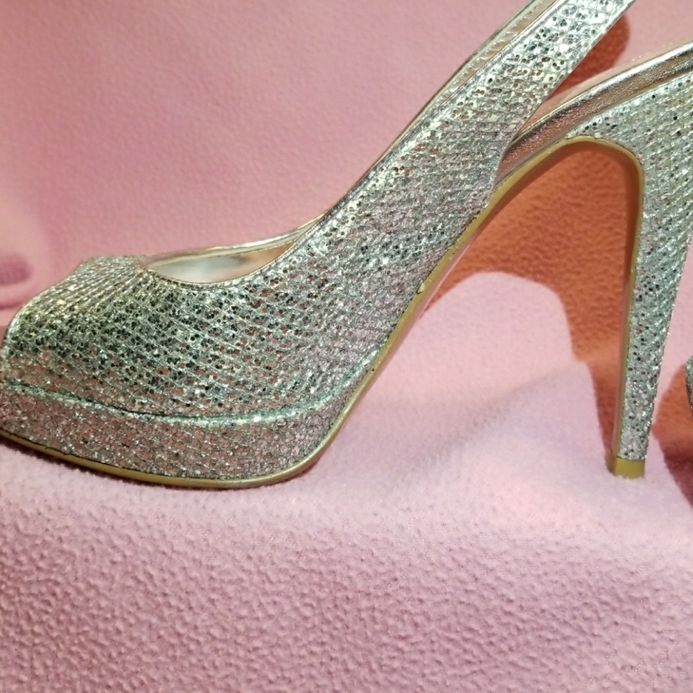 CINDERELLA'S SHOE - Picture 3 of 4